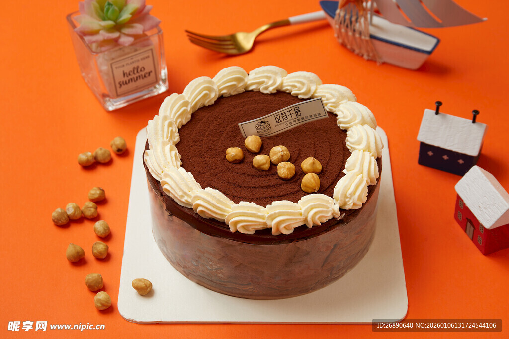 美味巧克力榛子装饰蛋糕
