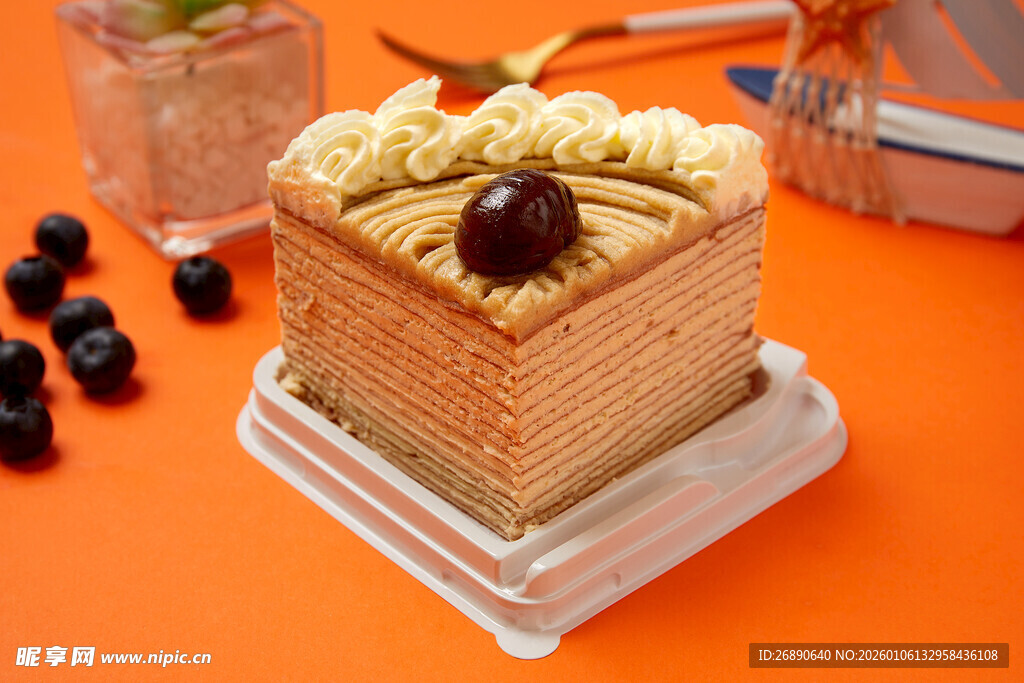 美味千层蛋糕配樱桃点缀