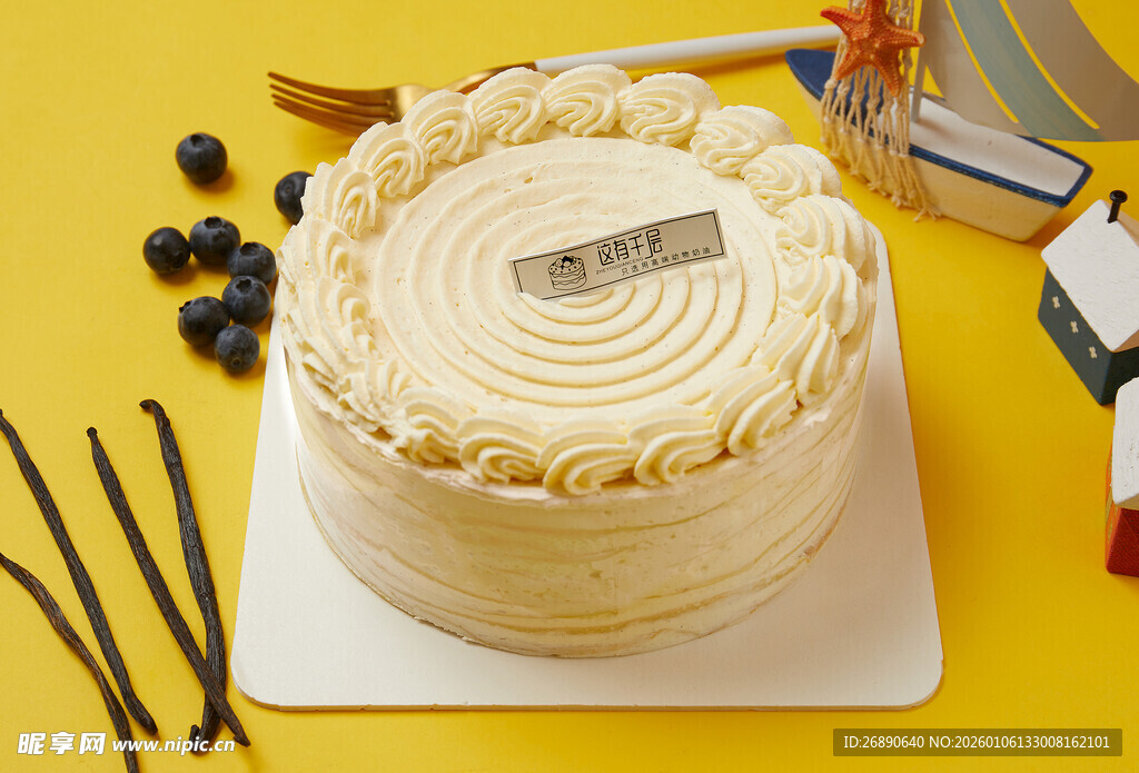 奶油装饰的美味生日蛋糕