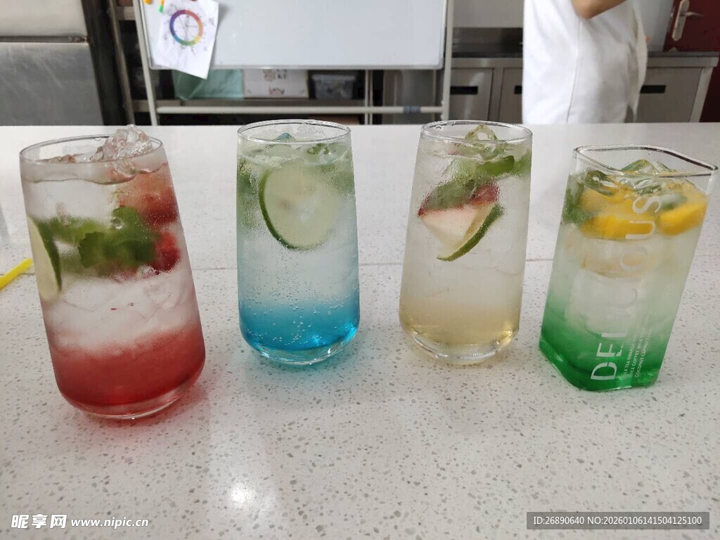 多彩分层水果气泡饮品