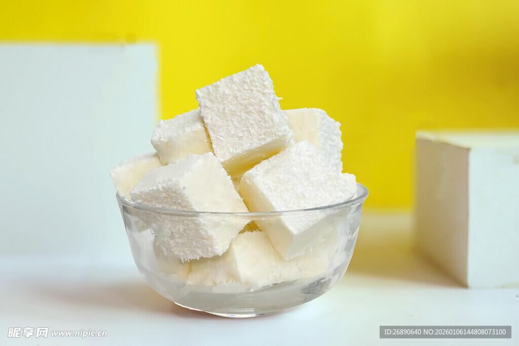 玻璃碗中椰奶炒酸奶