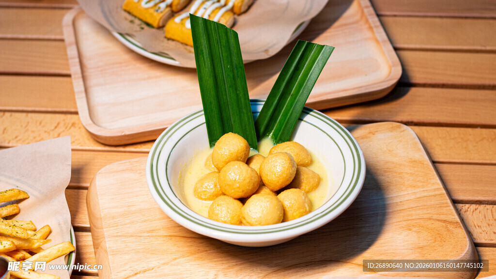 木桌上的美味玉米丸子 咖喱鱼蛋