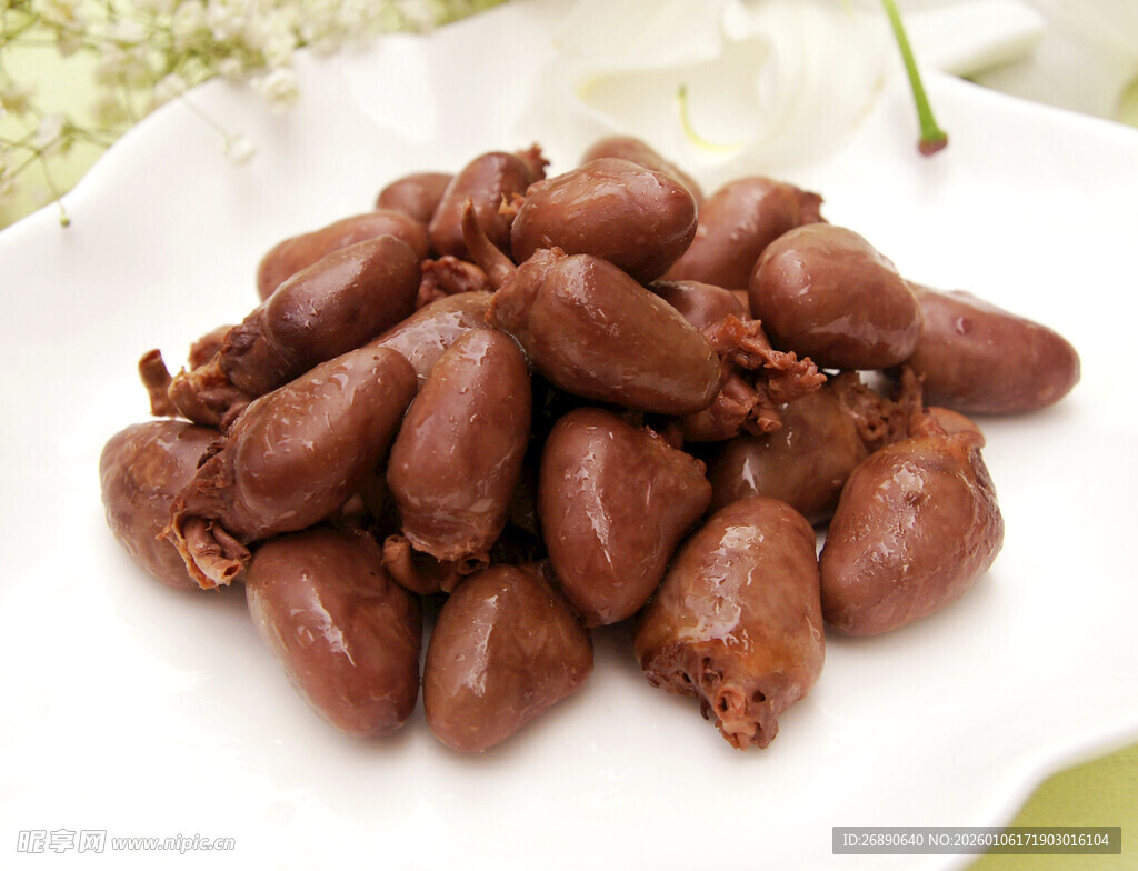 美味鸡心摆放在白色盘中