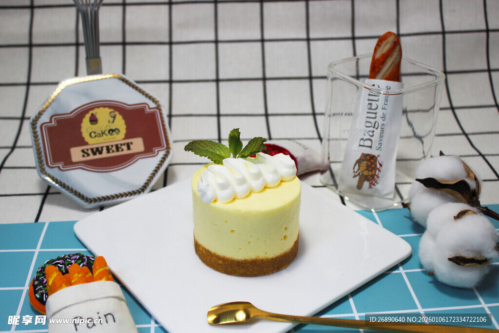 精致草莓芝士蛋糕甜点