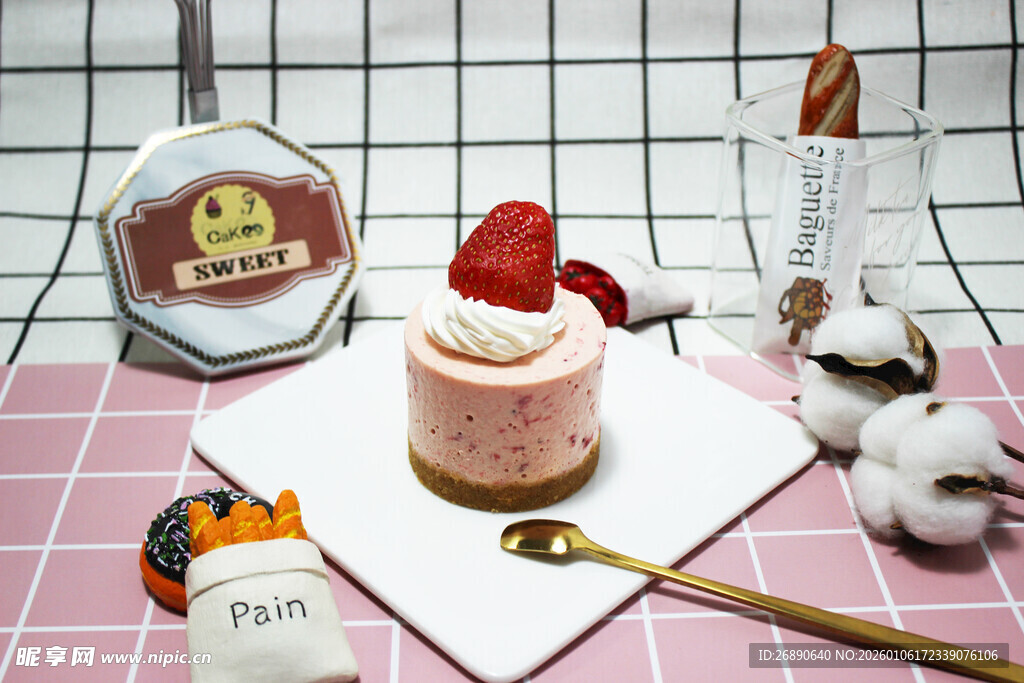 草莓奶油蛋糕精致摆拍