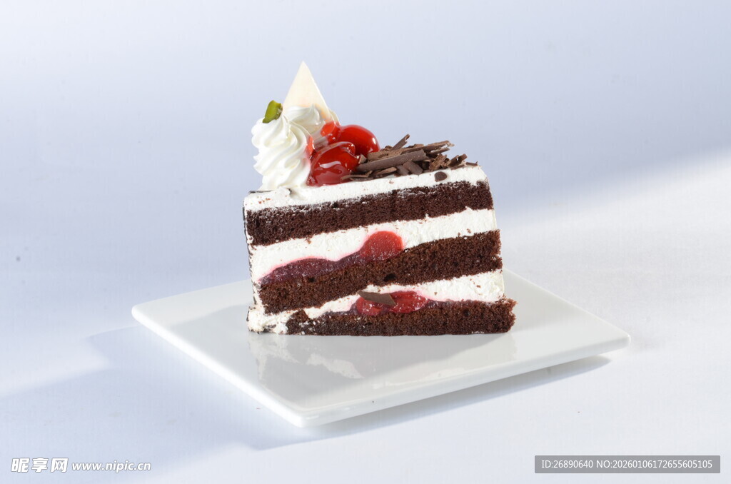 美味三层巧克力草莓蛋糕 