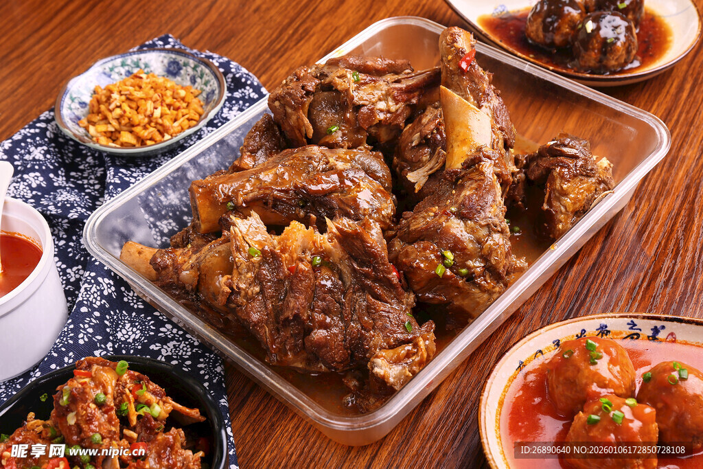 美味酱骨头搭配多样菜肴