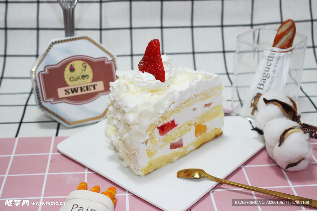 精致草莓奶油蛋糕甜点