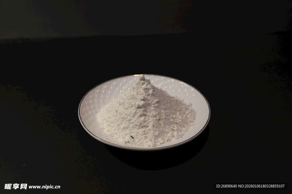 白色粉末置于浅色碗中