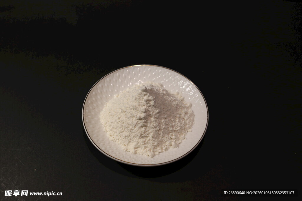 白色粉末置于碗中