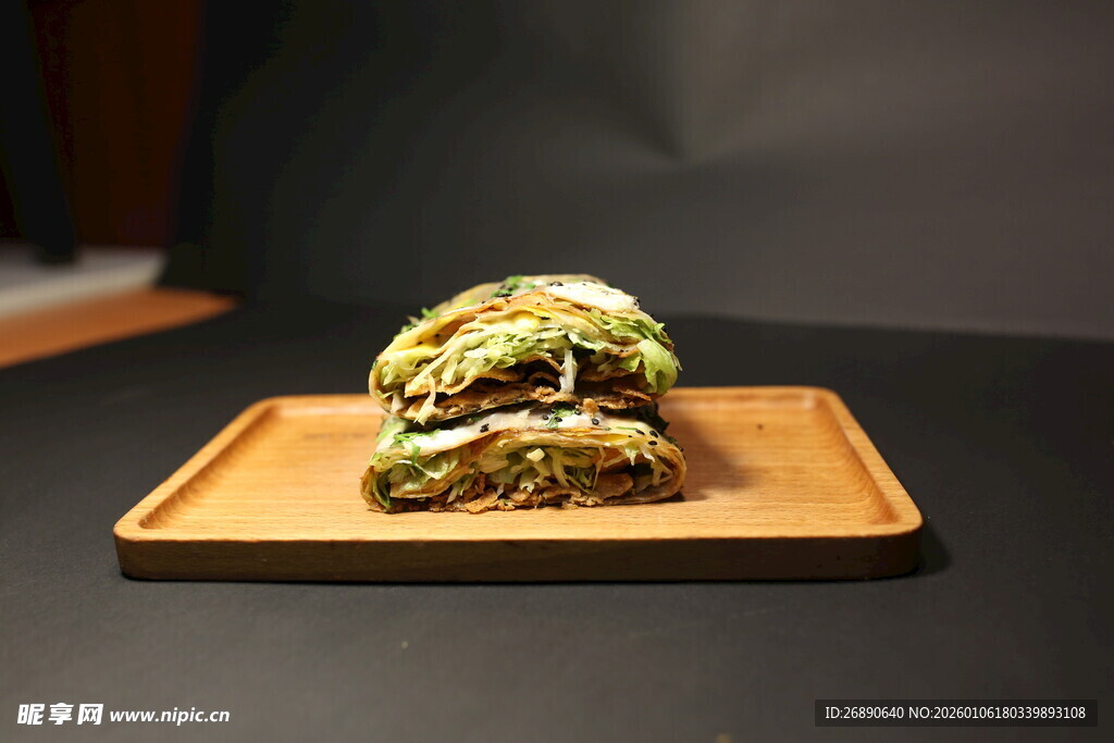 美味 煎饼 置于木盘上