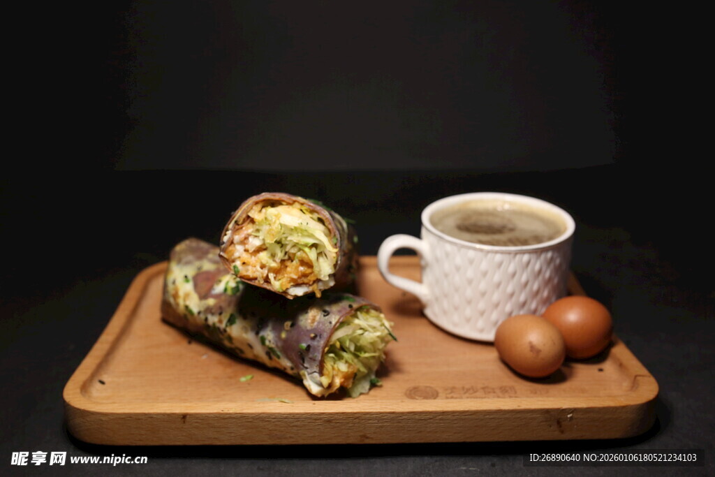 木制托盘上的早餐组合