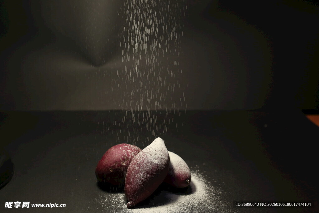 面粉洒落于多彩蔬果旁