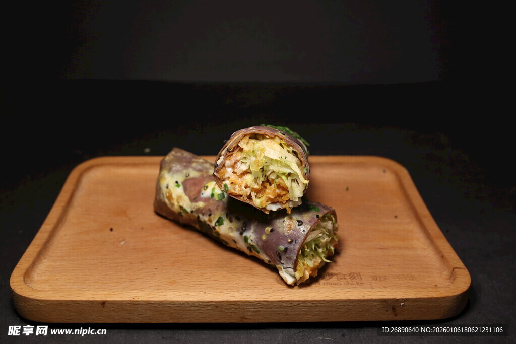 木盘上的美味煎饼