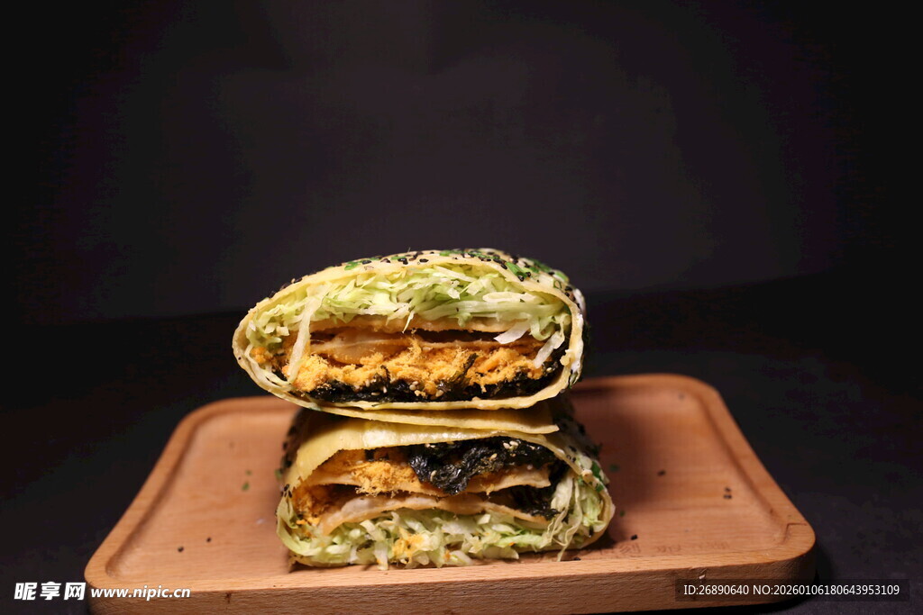 美味夹心煎饼置于木盘上