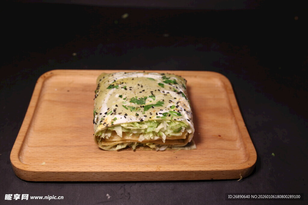 木制方盘上的多彩杂粮煎饼  