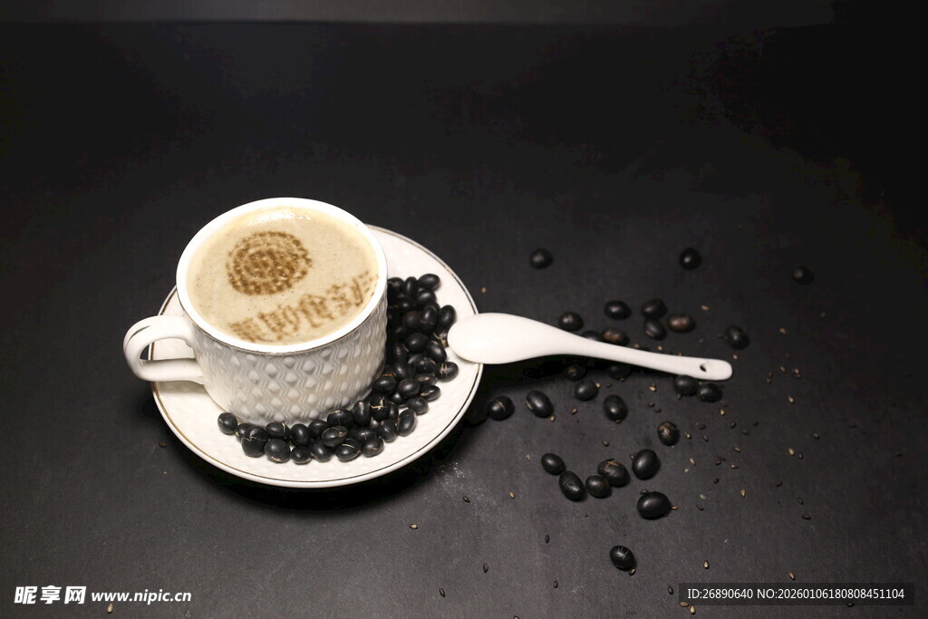 一杯咖啡与散落咖啡豆
