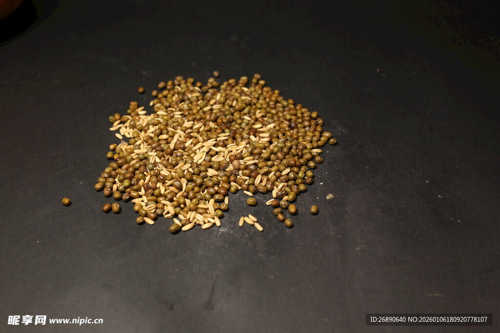 一堆金黄色碎屑