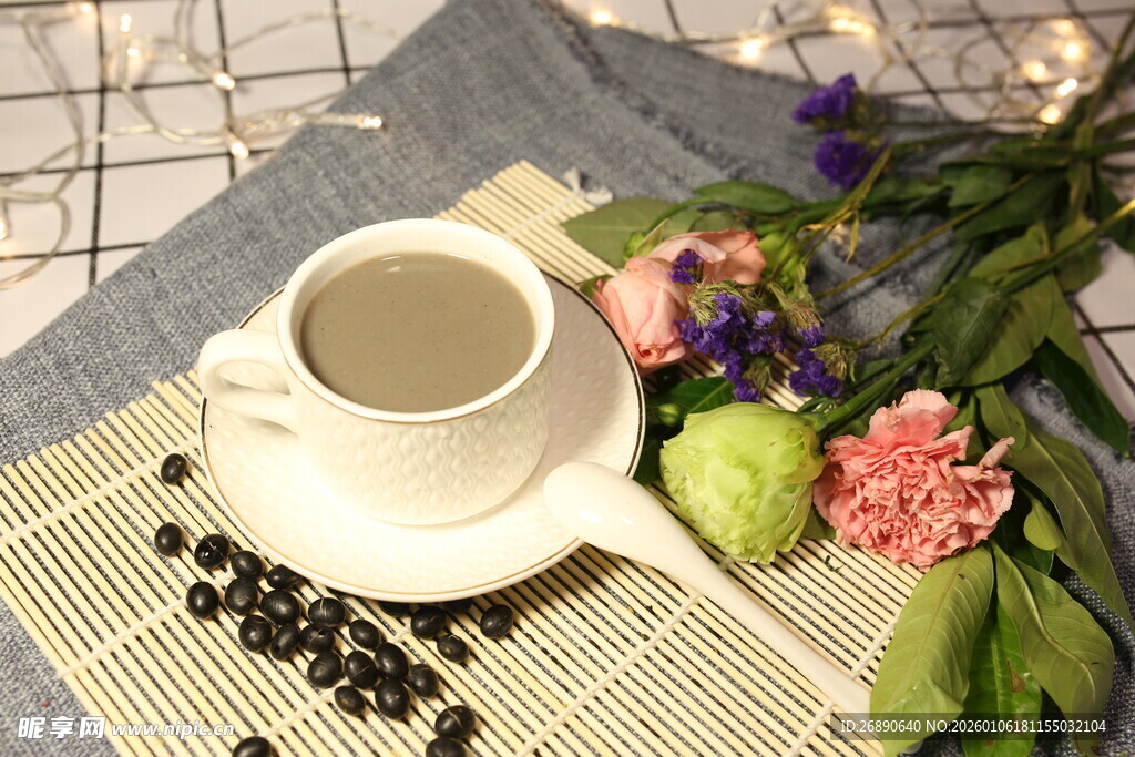 咖啡与鲜花的惬意时光