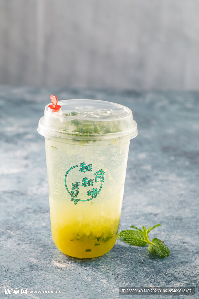 清新百香果饮品 绿意点缀