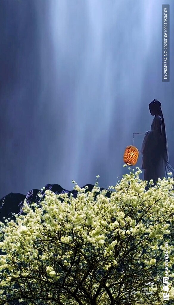 雨中撑伞漫步的人物身影