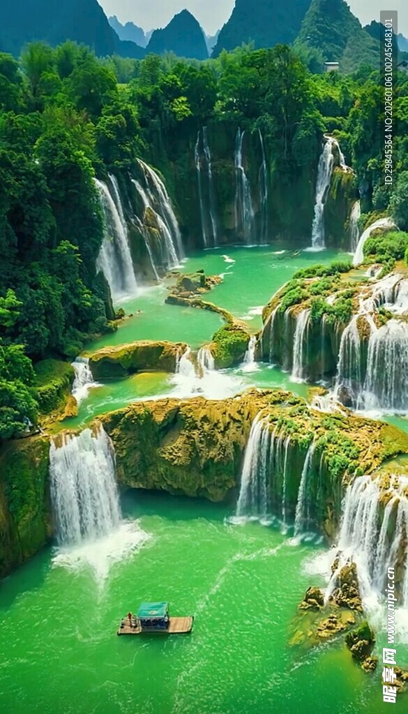仙境般的翠绿瀑布景观