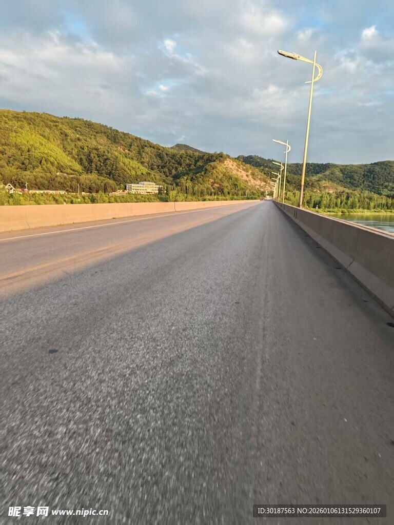 宽阔公路延伸至远方