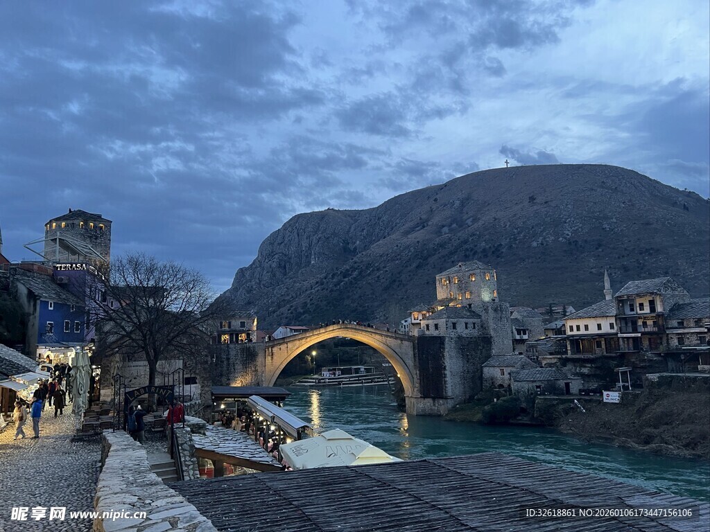 莫斯塔尔古桥的黄昏美景