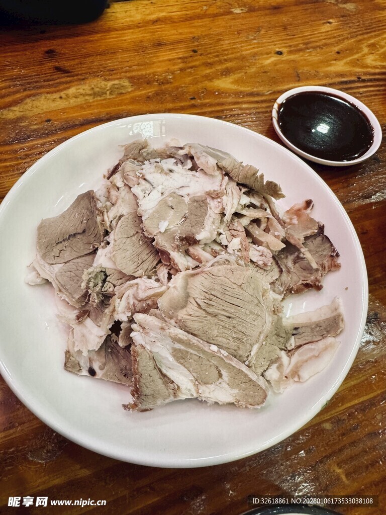 一盘美味的凉拌肉片