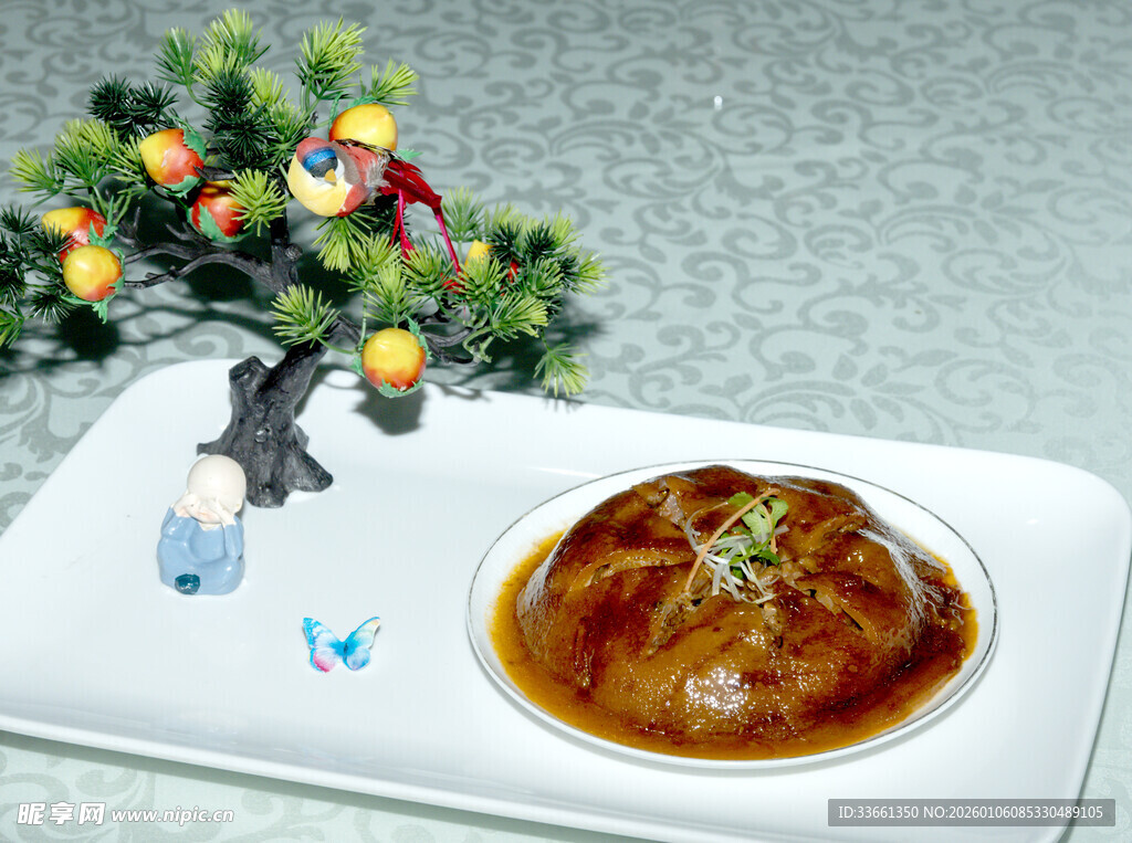 美味菜肴配精致装饰摆件