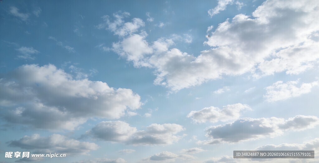 晴朗天空中的朵朵白云