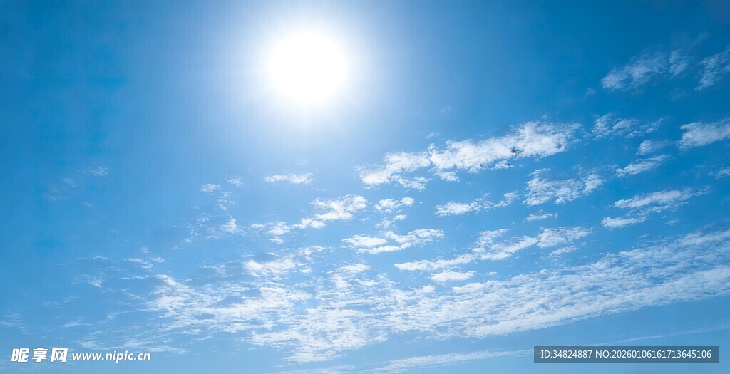 晴朗蓝天中的耀眼太阳