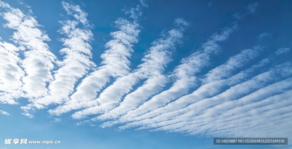 蓝天下的条状美丽云彩