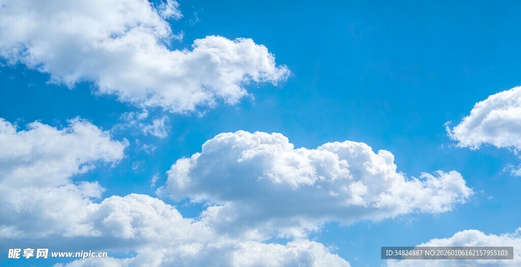 晴朗蓝天飘着朵朵白云