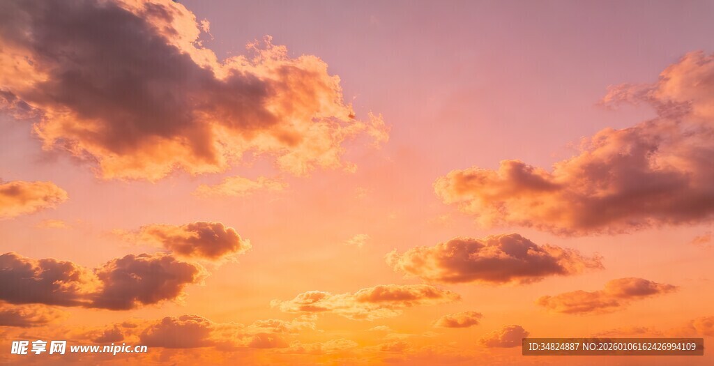 绚丽晚霞中的梦幻云朵