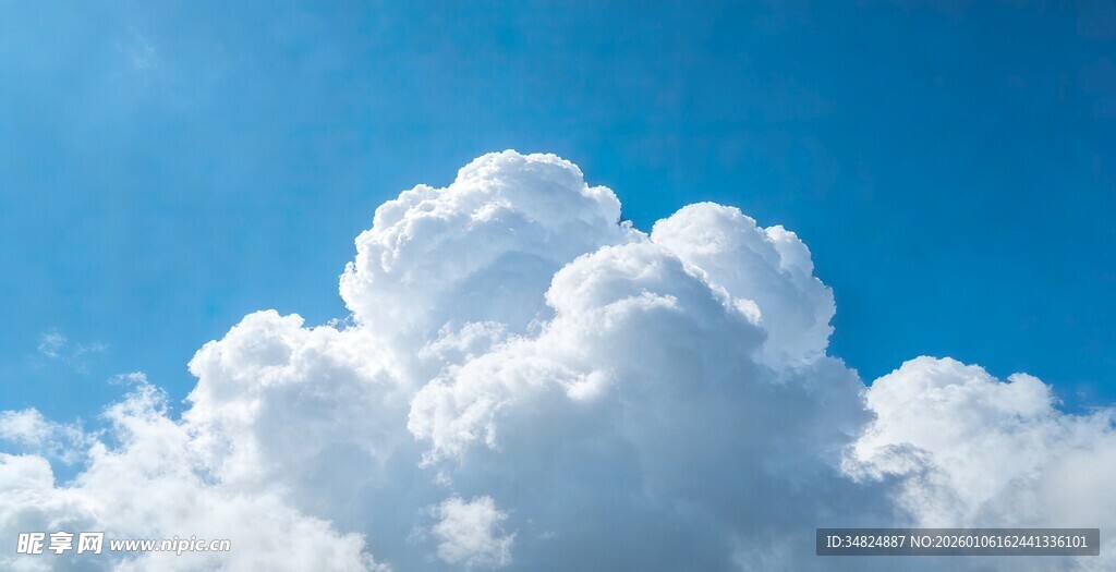 蓝天中的蓬松白云