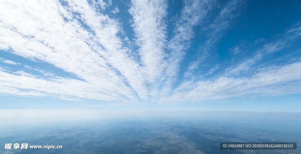 蔚蓝天空下的云海景观