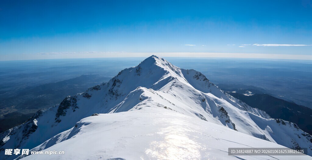 雪山之巅壮丽景观