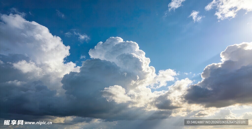 蓝天白云下的壮丽云层