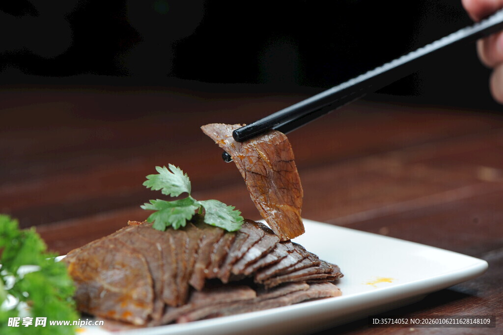 筷子夹起美味卤牛肉