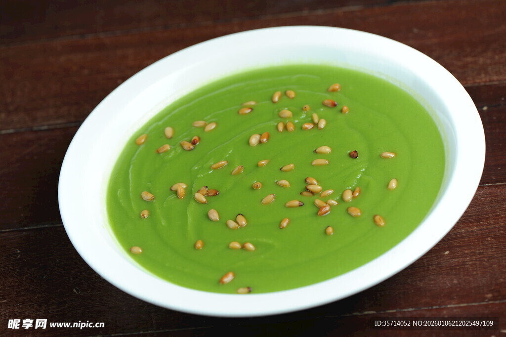 绿色芝麻点缀的美味浓汤