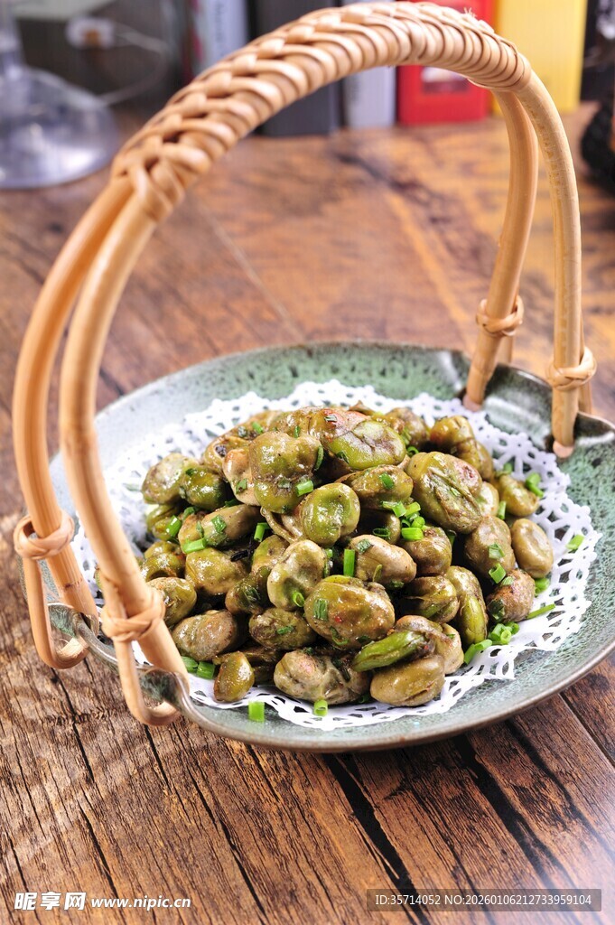 竹篮装的美味青蚕豆