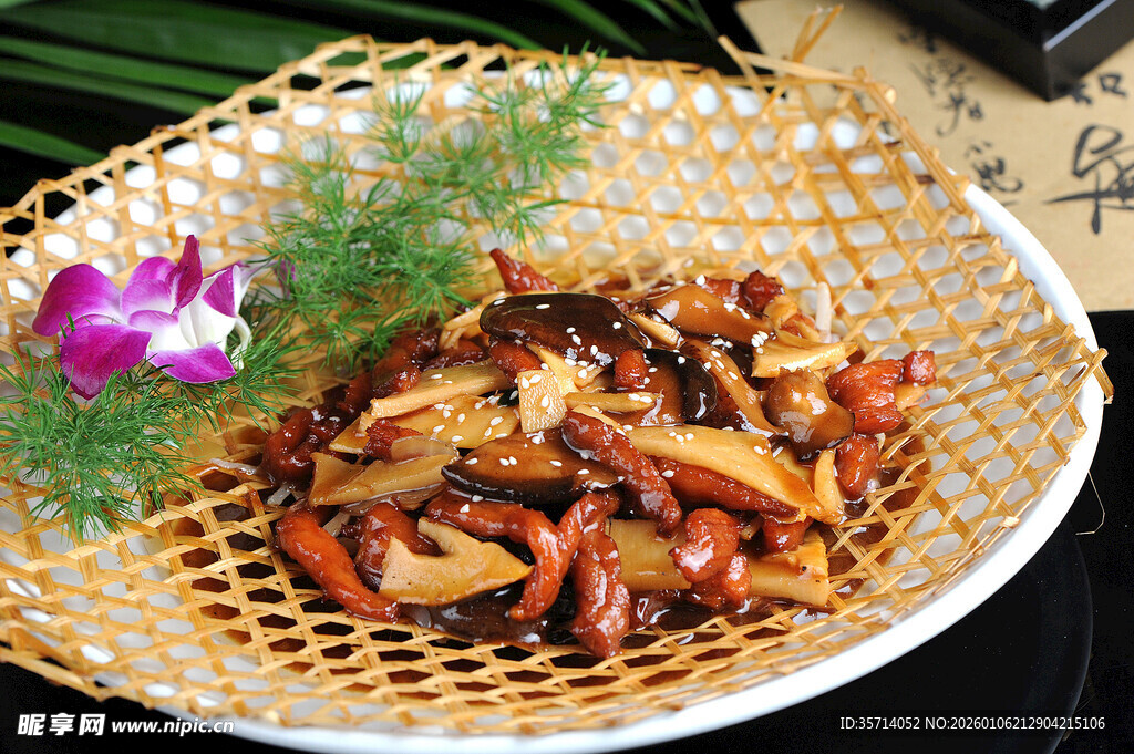 竹篮装的美味特色炒鱿鱼