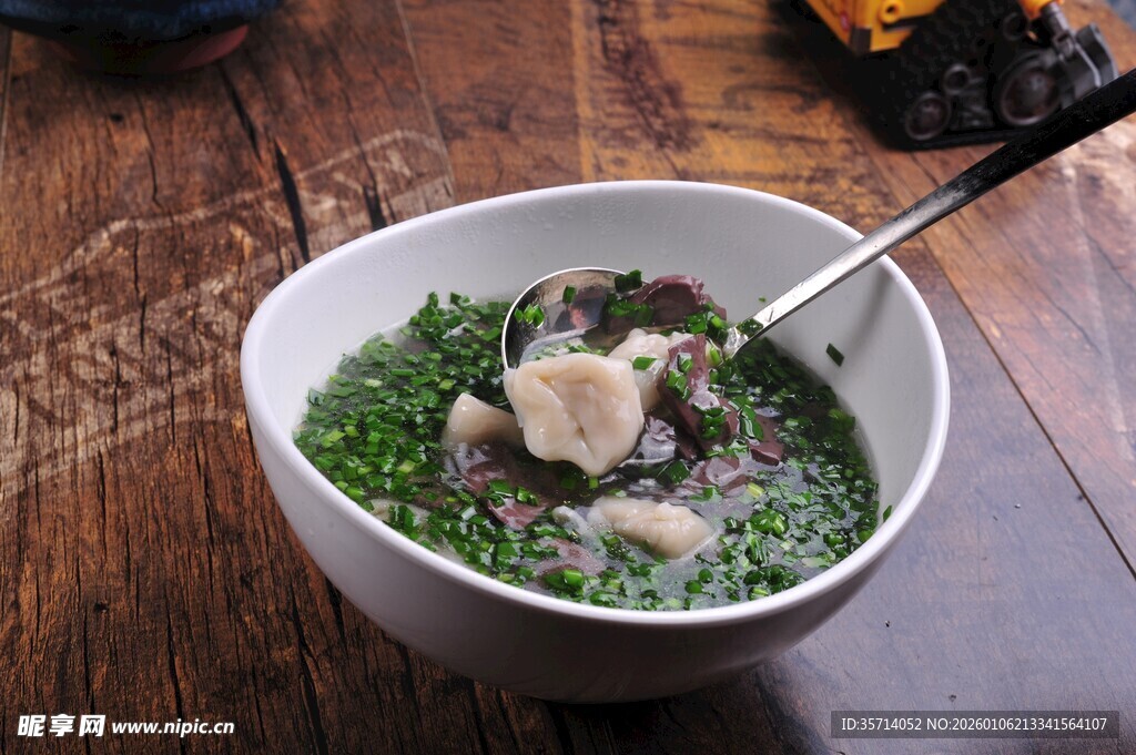 一碗美味的青菜虾仁汤面