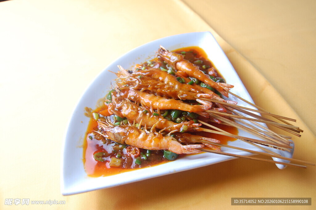 美味烤虾串摆于白盘