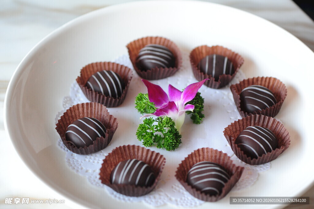 精致巧克力甜点摆盘