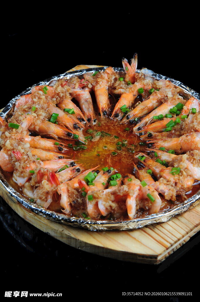 美味蒜蓉开背虾摆盘精美