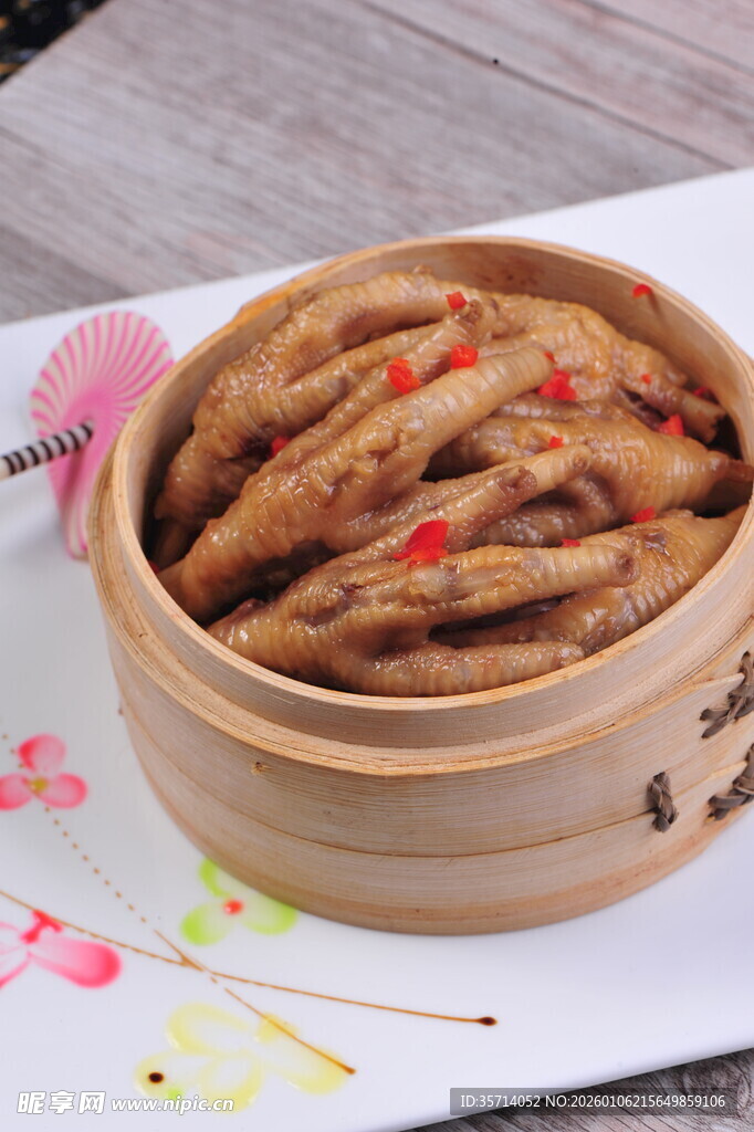 竹制蒸笼里的美味凤爪