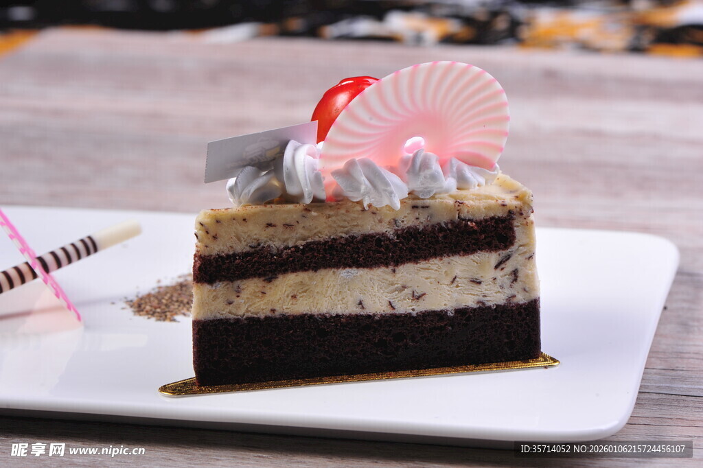 美味分层巧克力慕斯蛋糕