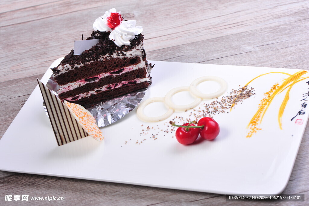 美味巧克力蛋糕精致摆盘